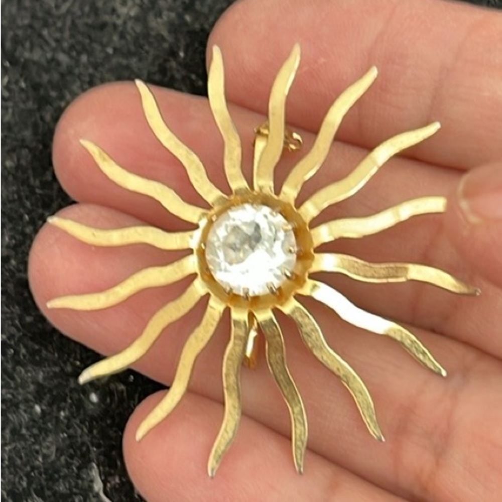 Sarah Coventry Signed Vintage Gold Tone Sun Celestial Brooch. MA